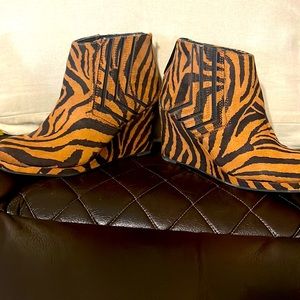 My favorite print but have purchased another pair close to the same style